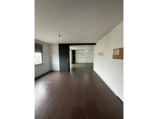 Tirane, jepet me qera ambjent biznesi Kati 6, 100 m² 700 € (Zogu i zi)