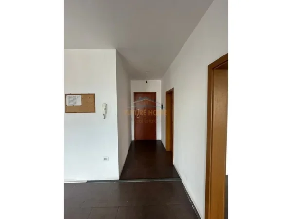 Tirane, jepet me qera ambjent biznesi Kati 6, 100 m² 700 € (Zogu i zi)