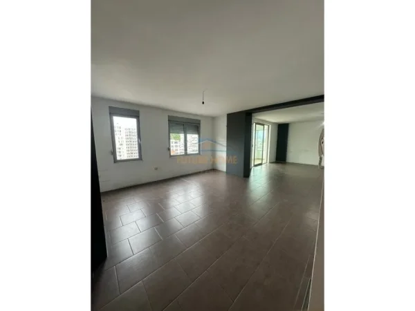 Tirane, jepet me qera ambjent biznesi Kati 6, 100 m² 700 € (Zogu i zi)