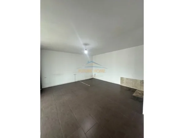 Tirane, jepet me qera ambjent biznesi Kati 6, 100 m² 700 € (Zogu i zi)