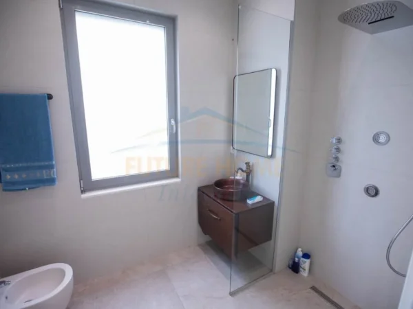 Tirane, shitet Vile 4+1+Aneks+Ballkon Kati 1, 255 m² 825.000 € (sauk)