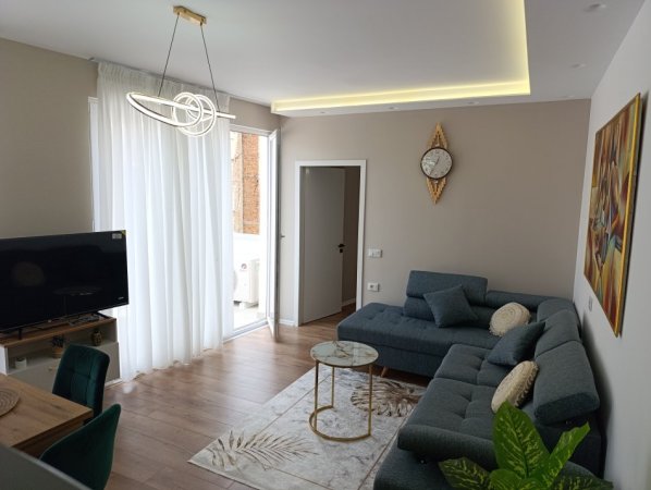 Tirane, jepet me qera apartament 2+1+Aneks+Ballkon Kati 3, 107 m² 1.200 € (Qender plus post parkimi I perfshir)