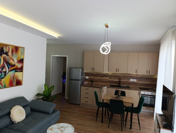 Tirane, jepet me qera apartament 2+1+Aneks+Ballkon Kati 3, 107 m² 1.200 € (Qender plus post parkimi I perfshir)