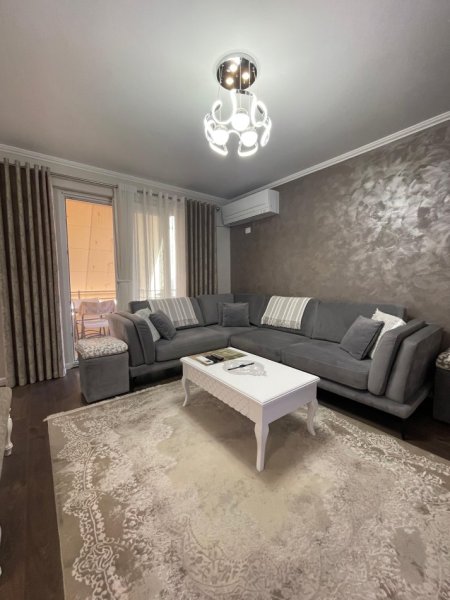 Tirane, jepet me qera apartament 2+1+Ballkon Kati 4, 112 m² 1.000 € (Rruga e Barrikadave)