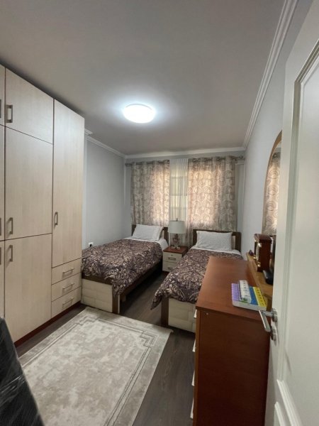 Tirane, jepet me qera apartament 2+1+Ballkon Kati 4, 112 m² 1.000 € (Rruga e Barrikadave)
