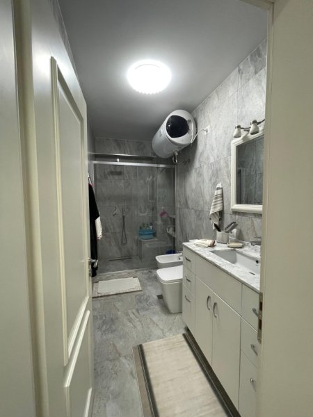 Tirane, jepet me qera apartament 2+1+Ballkon Kati 4, 112 m² 1.000 € (Rruga e Barrikadave)