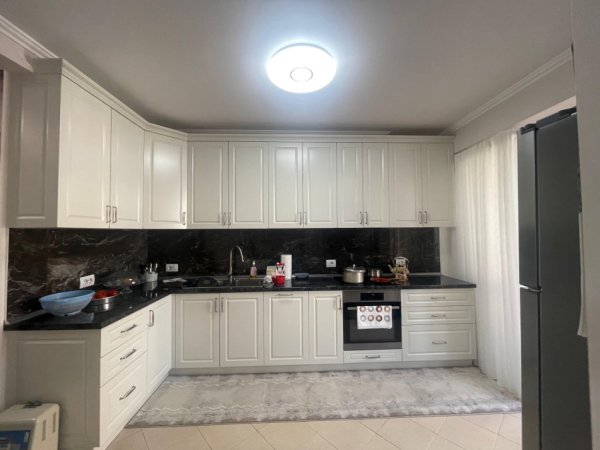 Tirane, jepet me qera apartament 2+1+Ballkon Kati 4, 112 m² 1.000 € (Rruga e Barrikadave)