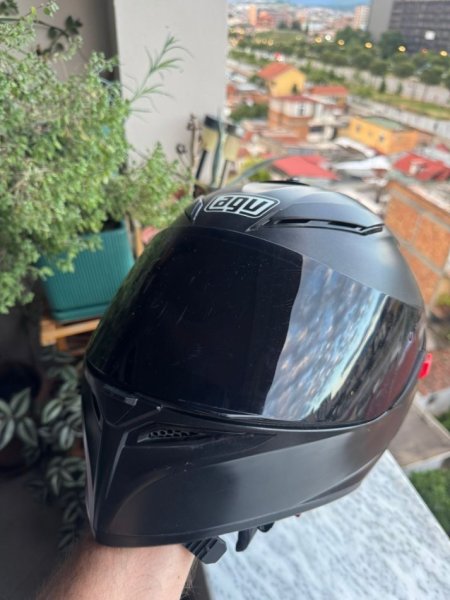 Tirane, shes Okazion- Kokore Motorri Agv (full face)