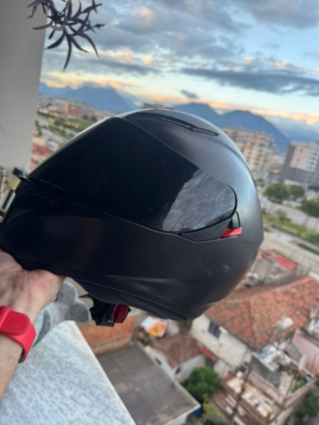 Tirane, shes Okazion- Kokore Motorri Agv (full face)