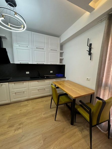 Tirane, jepet me qera apartament 1+1+Ballkon Kati 3, 70 m² 900 € (Delijorgji)