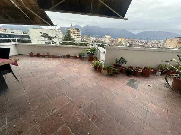 Tirane, jepet me qera apartament 1+1+Ballkon Kati 6, 113 m² 600 € (Bulevardi Zhan Dark)