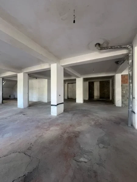 Tirane, jepet me qera magazine Kati -1, 380 m² 800 € (RRUGA MUHAMET DELIU)