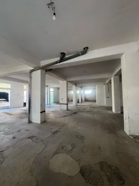 Tirane, jepet me qera magazine Kati -1, 380 m² 800 € (RRUGA MUHAMET DELIU)