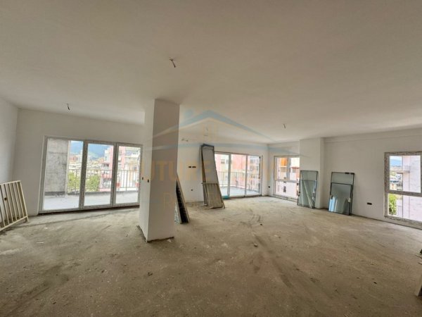 Tirane, shitet apartament 3+1 Kati 6, 246 m² 468.000 € (Zogu i Zi)