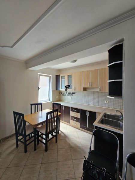 Tirane, jepet me qera apartament 2+1+Ballkon Kati 6, 80 m² 600 € (PAZARI I RI)