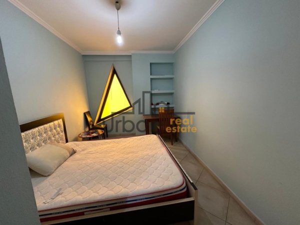 Tirane, jepet me qera apartament 3+1+Ballkon Kati 2, 125 m² 800 € (Rruga e Bogdaneve)