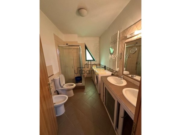Tirane, jepet me qera apartament 3+1+Ballkon Kati 2, 125 m² 800 € (Rruga e Bogdaneve)