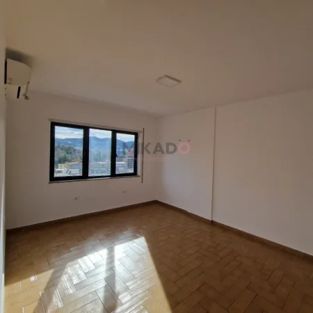 Tirane, jepet me qera ambjent biznesi Kati 12, 157 m² 1.300 € (Blloku)