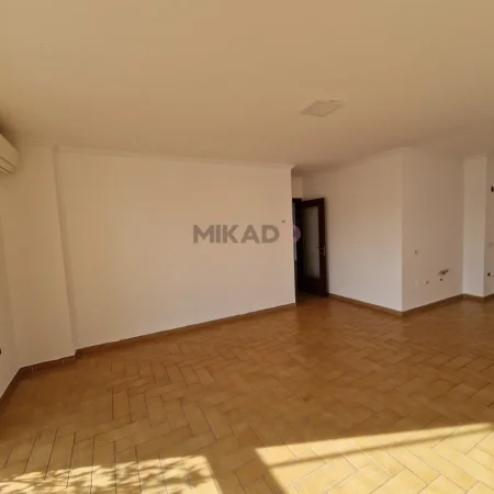 Tirane, jepet me qera ambjent biznesi Kati 12, 157 m² 1.300 € (Blloku)