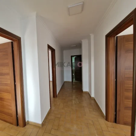 Tirane, jepet me qera ambjent biznesi Kati 12, 157 m² 1.300 € (Blloku)