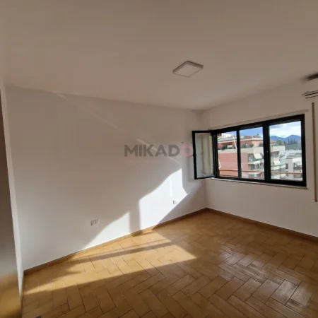 Tirane, jepet me qera ambjent biznesi Kati 12, 157 m² 1.300 € (Blloku)