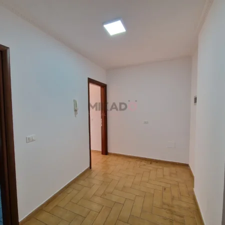 Tirane, jepet me qera ambjent biznesi Kati 12, 157 m² 1.300 € (Blloku)