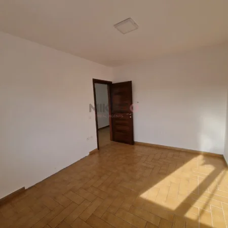 Tirane, jepet me qera ambjent biznesi Kati 12, 157 m² 1.300 € (Blloku)