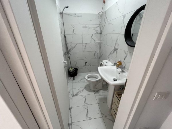 Tirane, jepet me qera apartament 1+1+Ballkon Kati 7, 45 m² 420 € (RRUGA E DIBRES)