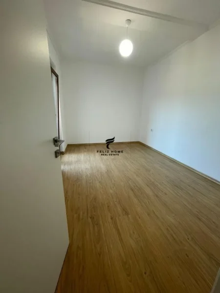 Tirane, jepet me qera zyre Kati 5, 125 m² 600 € (SELITE)