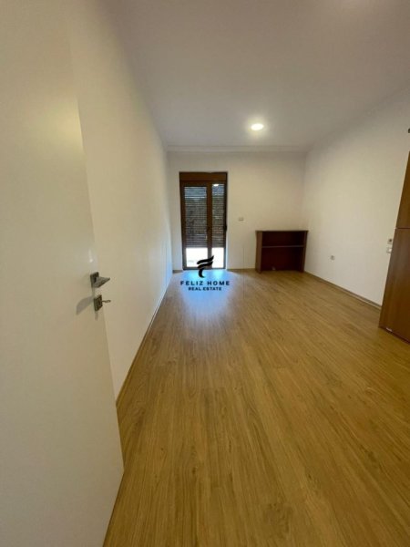 Tirane, jepet me qera apartament 2+1 Kati 5, 125 m² 600 € (SELITE)