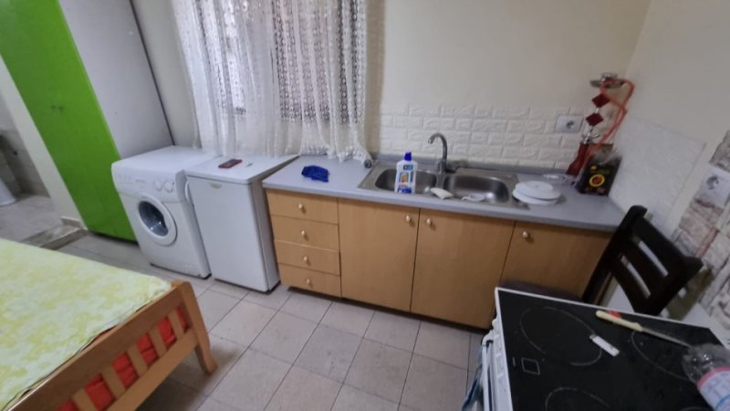 Tirane, jepet me qera apartament Kati 0, 40 m² 300 € (JEPET ME QERA SUPER GARSONIERE TEK RRUGA E KAVAJES TE SPITALI GJERMAN.)