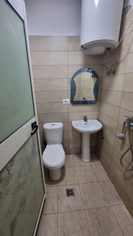 Tirane, jepet me qera apartament Kati 0, 40 m² 300 € (JEPET ME QERA SUPER GARSONIERE TEK RRUGA E KAVAJES TE SPITALI GJERMAN.)