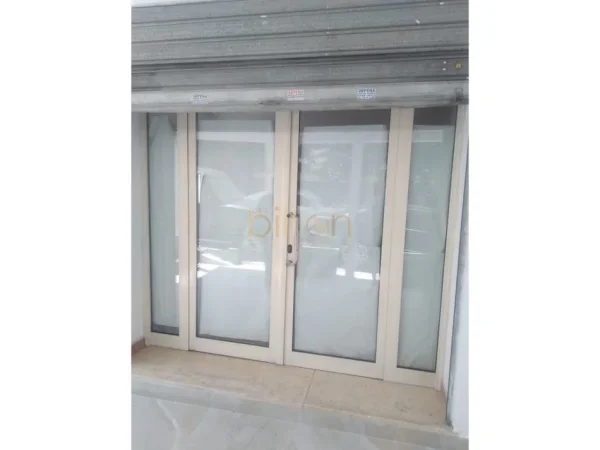 Tirane, jepet me qera dyqan , 55 m² 600 € (Vasil Shanto)