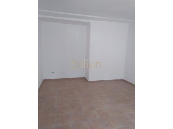 Tirane, jepet me qera dyqan , 55 m² 600 € (Vasil Shanto)