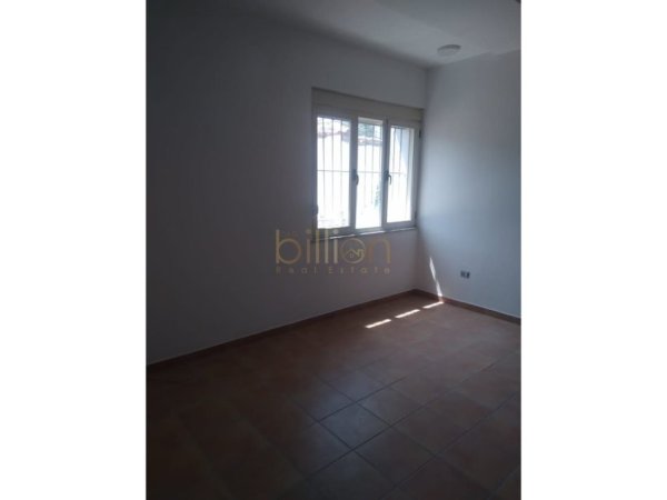 Tirane, jepet me qera dyqan , 55 m² 600 € (Vasil Shanto)