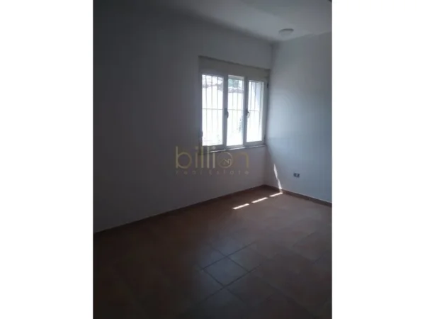 Tirane, jepet me qera dyqan , 55 m² 600 € (Vasil Shanto)