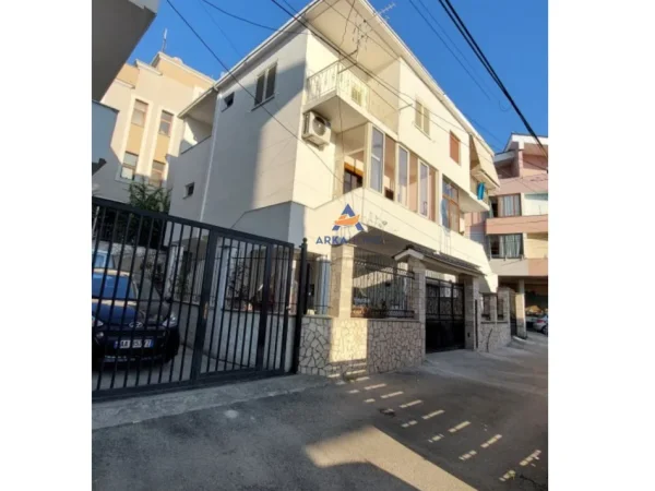 Tirane, shitet Vile 3+1+Aneks+Ballkon Kati 3, 169 m² 270.000 € (DALIP TOPI)