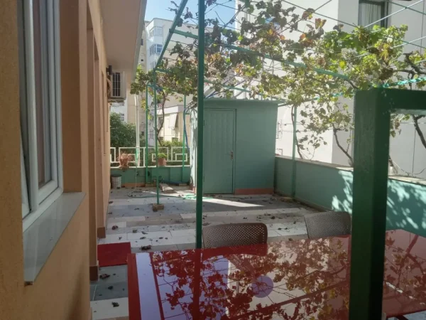 Tirane, jepet me qera apartament 2+1 Kati 2, 150 m² 650 € (myslym shyri)