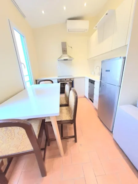 Tirane, jepet me qera apartament 2+1 Kati 2, 150 m² 650 € (myslym shyri)