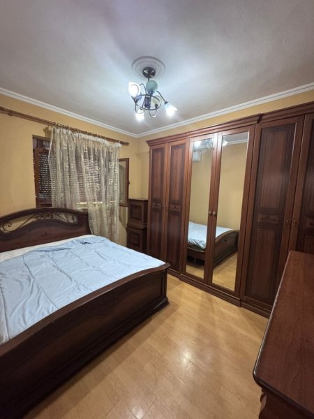 Tirane, jepet me qera apartament 1+1+Ballkon Kati 1, 65 m² 400 € (21 Dhjetori prane Mullirit (rruga per tek Mozaiku))