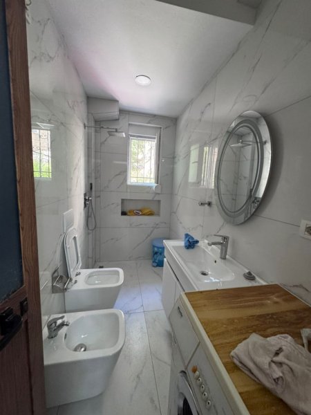 Tirane, jepet me qera apartament 1+1+Ballkon Kati 1, 65 m² 400 € (21 Dhjetori prane Mullirit (rruga per tek Mozaiku))