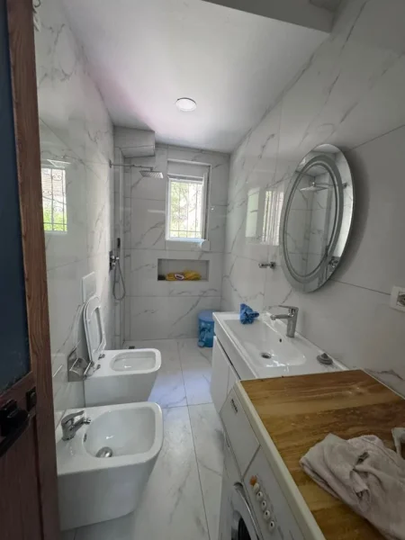 Tirane, jepet me qera apartament 1+1+Ballkon Kati 1, 65 m² 400 € (21 Dhjetori prane Mullirit (rruga per tek Mozaiku))