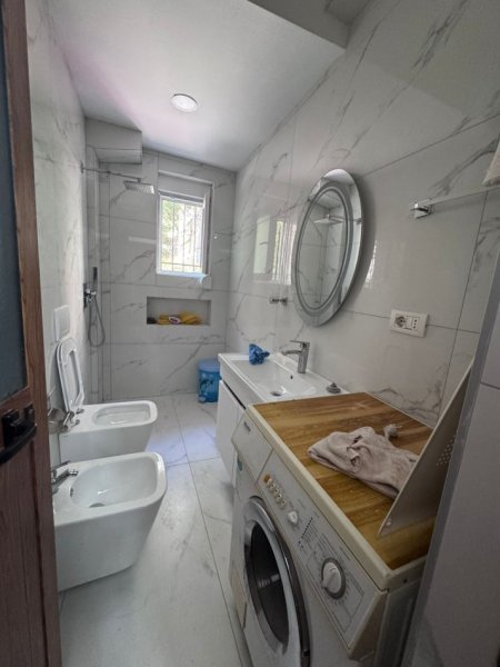 Tirane, jepet me qera apartament 1+1+Ballkon Kati 1, 65 m² 400 € (21 Dhjetori prane Mullirit (rruga per tek Mozaiku))