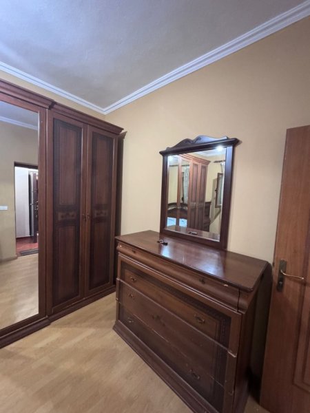 Tirane, jepet me qera apartament 1+1+Ballkon Kati 1, 65 m² 400 € (21 Dhjetori prane Mullirit (rruga per tek Mozaiku))