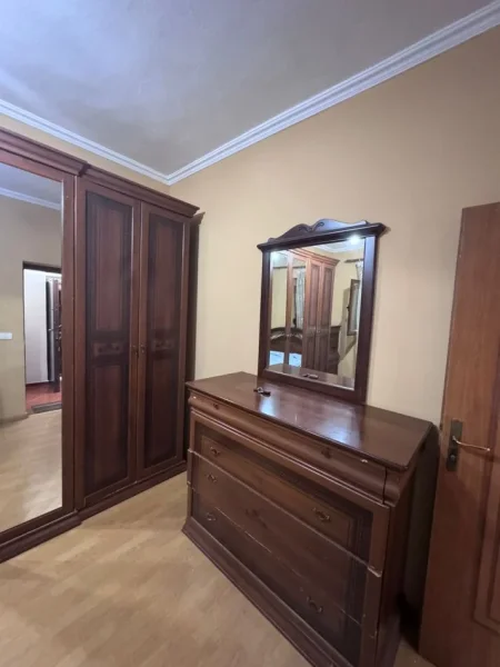 Tirane, jepet me qera apartament 1+1+Ballkon Kati 1, 65 m² 400 € (21 Dhjetori prane Mullirit (rruga per tek Mozaiku))