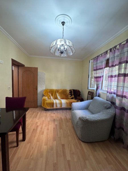 Tirane, jepet me qera apartament 1+1+Ballkon Kati 1, 65 m² 400 € (21 Dhjetori prane Mullirit (rruga per tek Mozaiku))