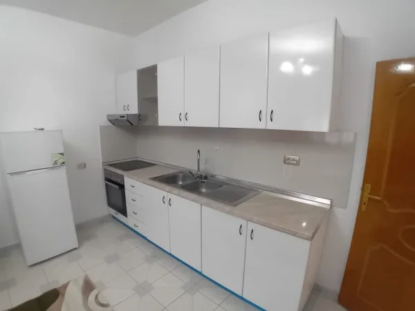 Tirane, jepet me qera apartament 1+1 Kati 2, 77 m² 370 € (rruga 5 maji)