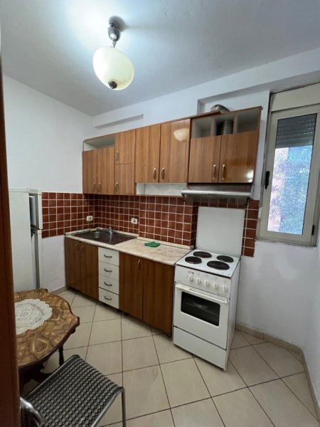Tirane, jepet me qera apartament 1+1+Aneks+Ballkon Kati 3, 76 m² 500 € (pazari i ri)