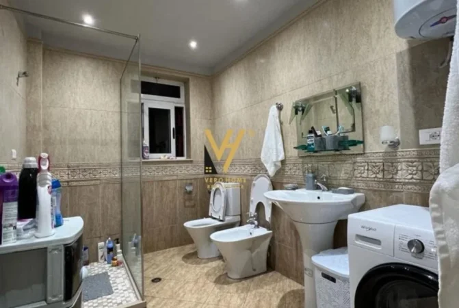 Tirane, shitet apartament 3+1+Ballkon Kati 2, 188 m² 260.000 € (XHAMLLIK)