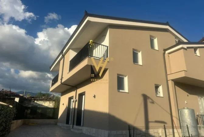 Tirane, jepet me qera Vile 2+1+Ballkon Kati 0, 300 m² 1.500 € (RRUGA E VILAVE)